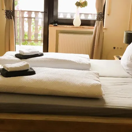 Zur Quelle Guest house *